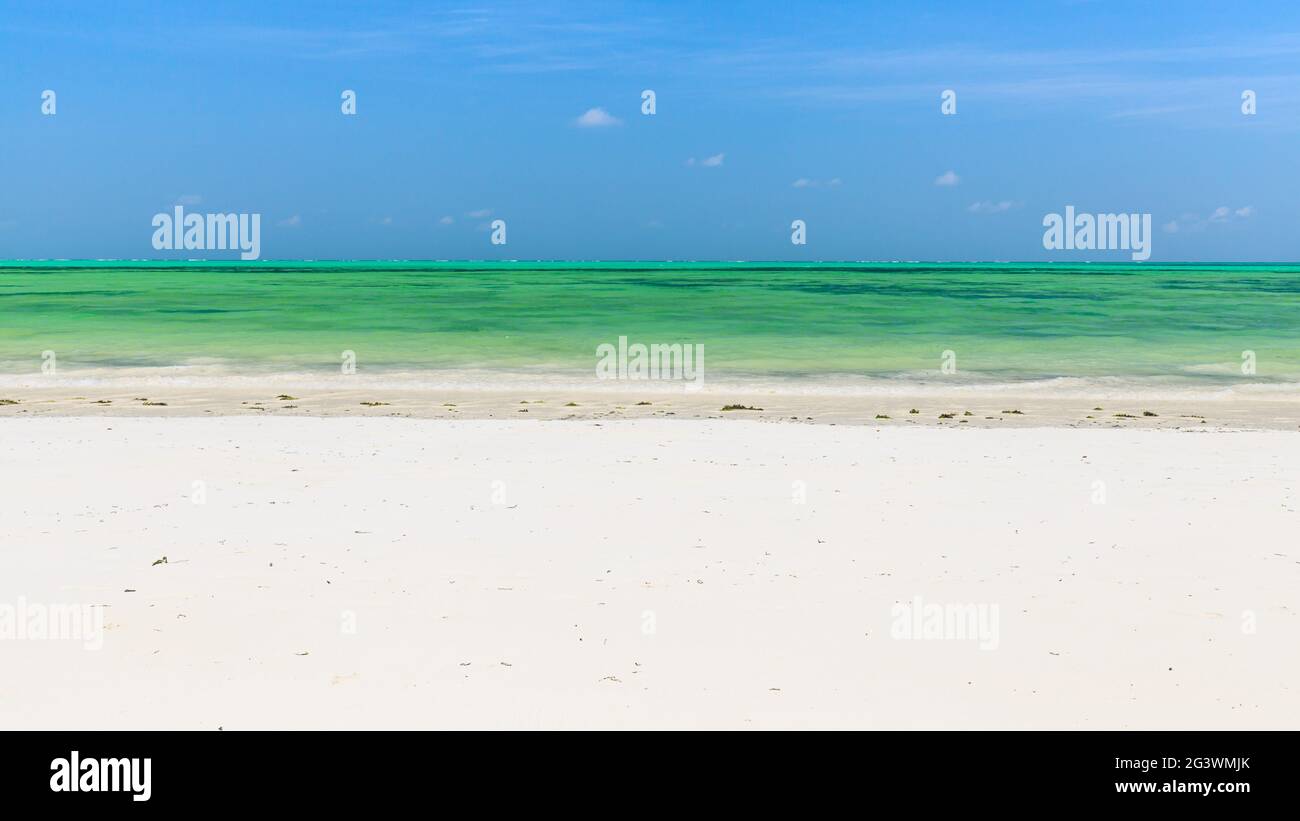 Bellissima spiaggia di sabbia bianca e acque turchesi limpide a Zanzibar, Tanzania Foto Stock