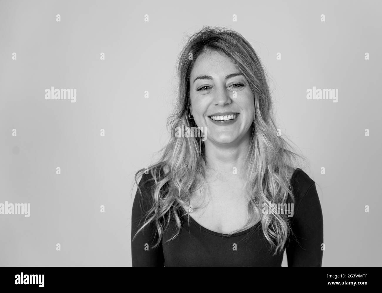 Close up ritratto di una giovane bella donna caucasica con la faccia felice e bel sorriso. Isolato su sfondo neutro. In Persone, umani positivi Foto Stock