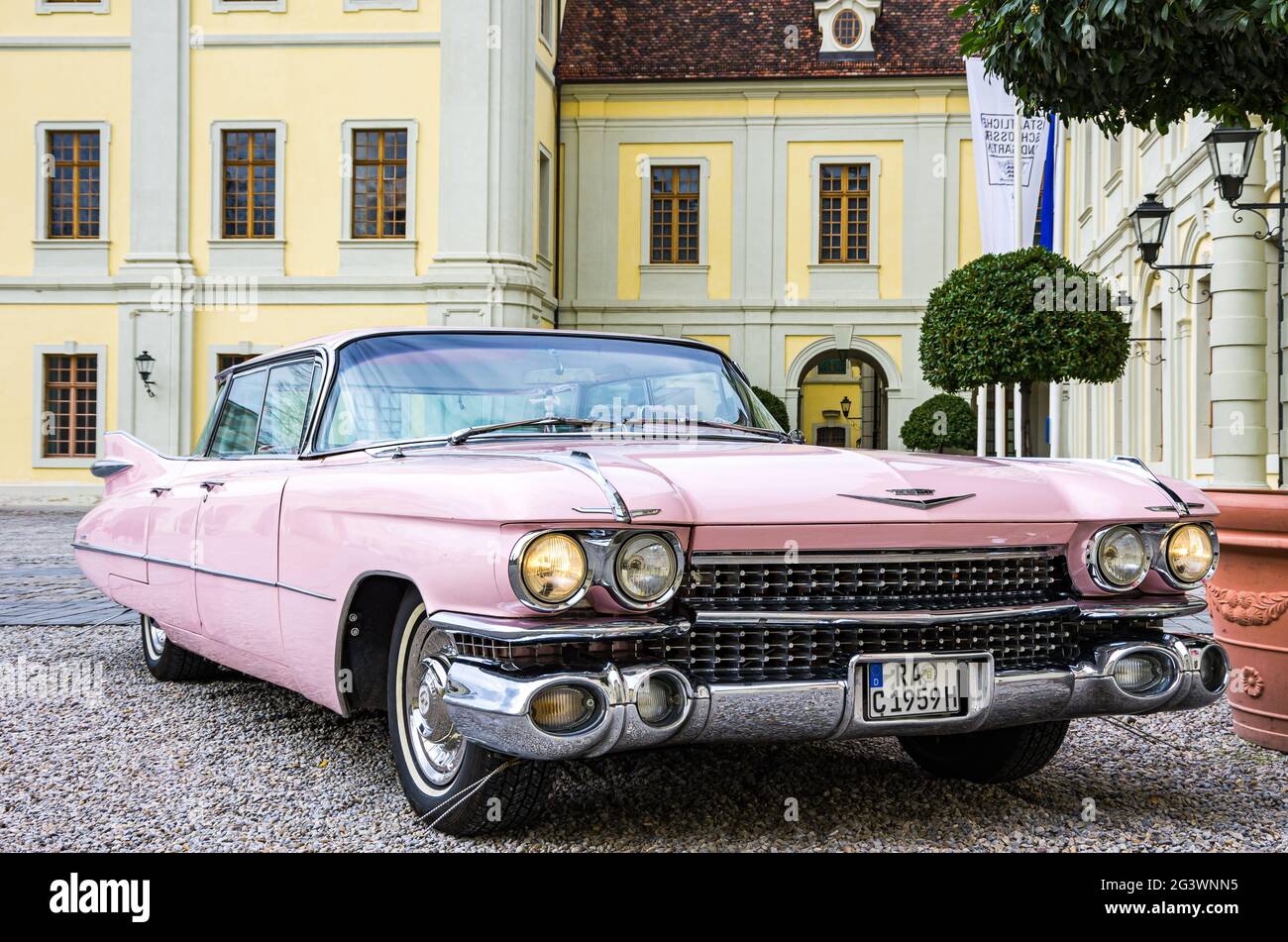 Auto classica americana, una Cadillac Sedan de Ville nel cortile interno del palazzo residenziale barocco di Ludwigsburg, Baden-Württemberg, Germania. Foto Stock