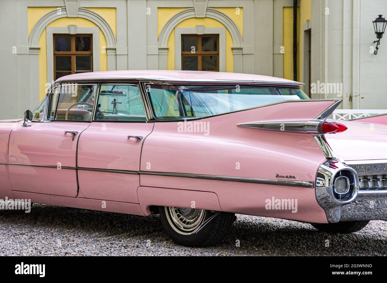 Auto classica americana, una Cadillac Sedan de Ville nel cortile interno del palazzo residenziale barocco di Ludwigsburg, Baden-Württemberg, Germania. Foto Stock