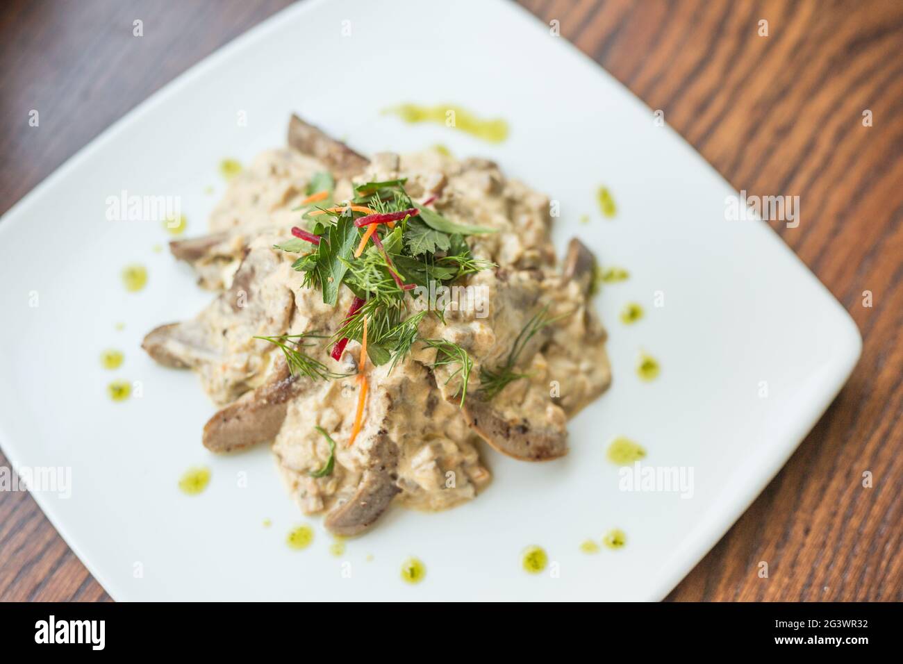 Salumi a tavola con verdure sottaceto e senape. Pane, salse, spezie per prelibatezze di carne Foto Stock