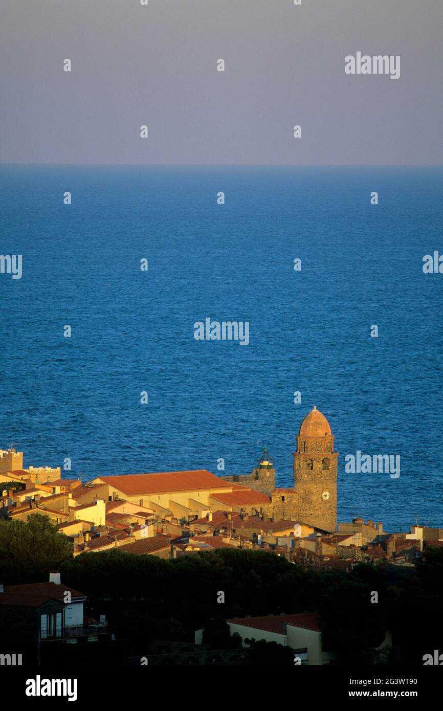FRANCIA. PIRENEI ORIENTALI (66) COTE VERMEILLE. VILLAGGIO DI COLLIOURE. LA CAMPANA DELLA CHIESA E IL MEDITERRANEO SULLO SFONDO Foto Stock