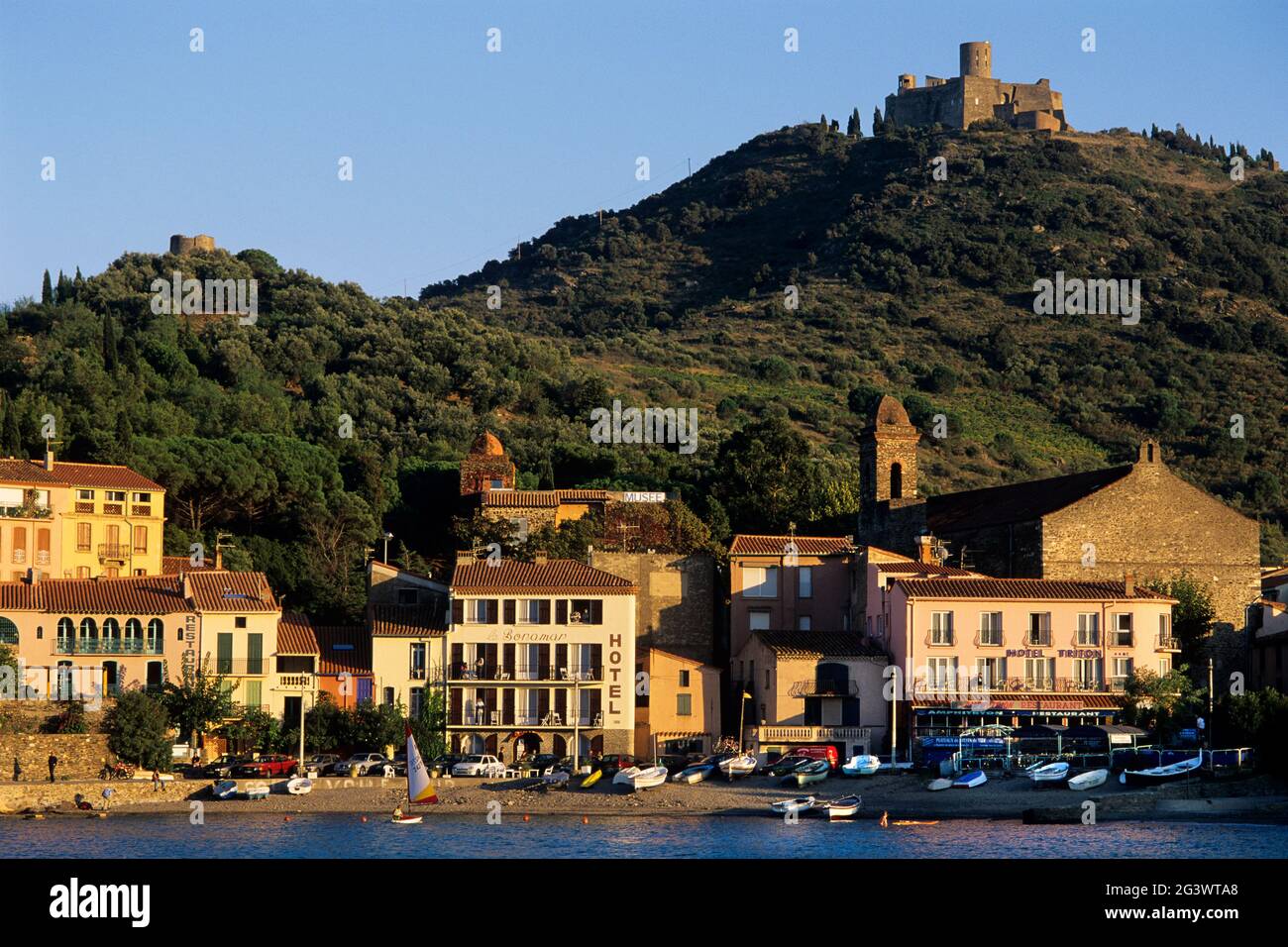 FRANCIA. PIRENEI ORIENTALI (66) COTE VERMEILLE. VILLAGGIO DI COLLIOURE. UNA DELLE SUE SPIAGGE DOMINATE DAL FORTE DI SAINT-ELME Foto Stock