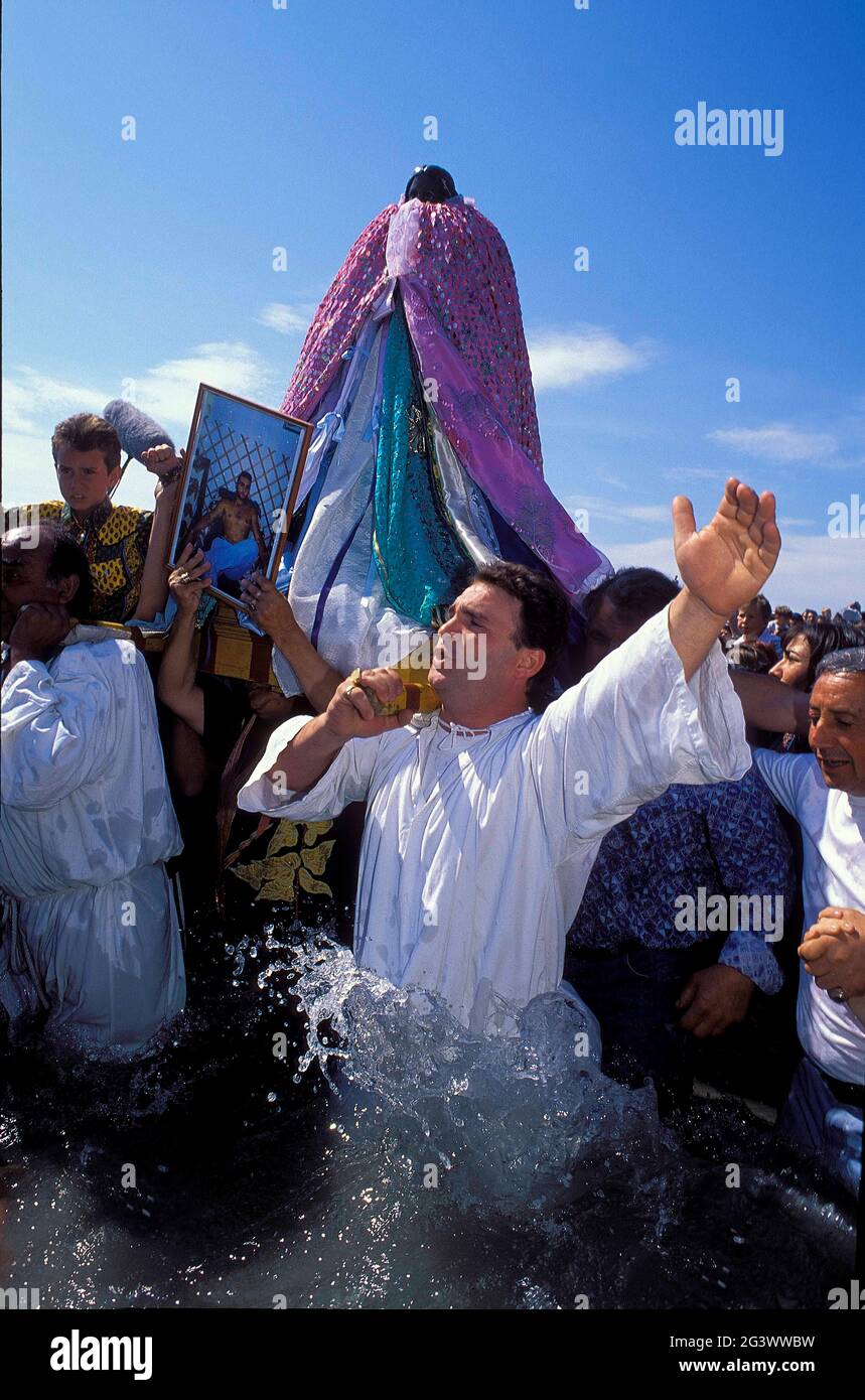 FRANCIA. BOCCHE DEL RODANO (13) REGIONE DELLA CAMARGUE. SAINTES-MARIES-DE-LA-MER VILLAGGIO. PELERINAGE DEGLI ZINGARI A WHITSUN Foto Stock