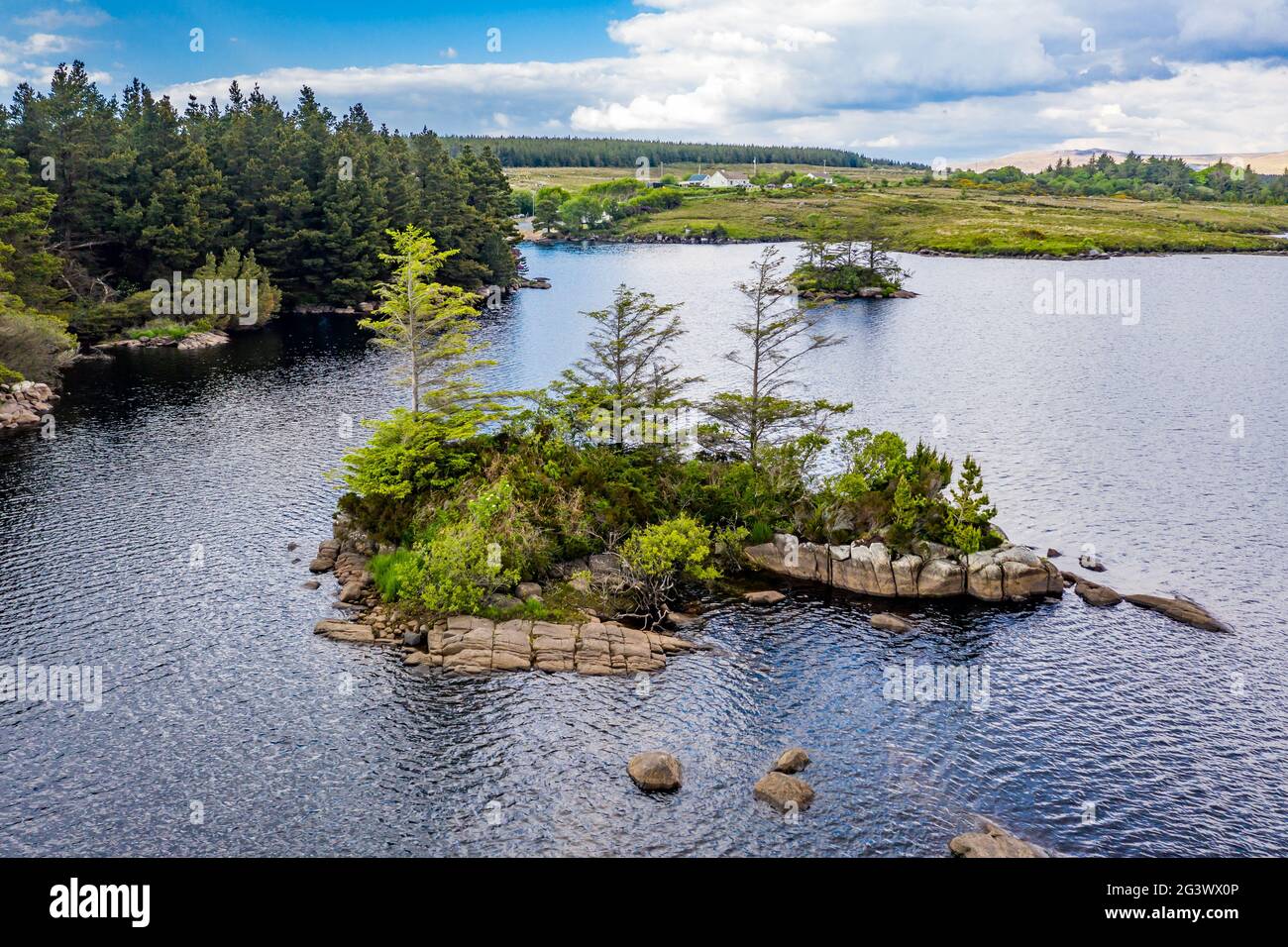 Vista aerea dell'isola di Lough Craghy, lago Tully - parte del sistema Dungloe. Foto Stock