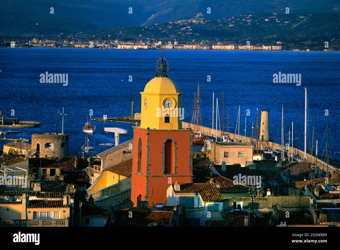 FRANCIA. VAR (83) CITTÀ DI SAINT TROPEZ. CAMPANILE DELLA CHIESA Foto Stock