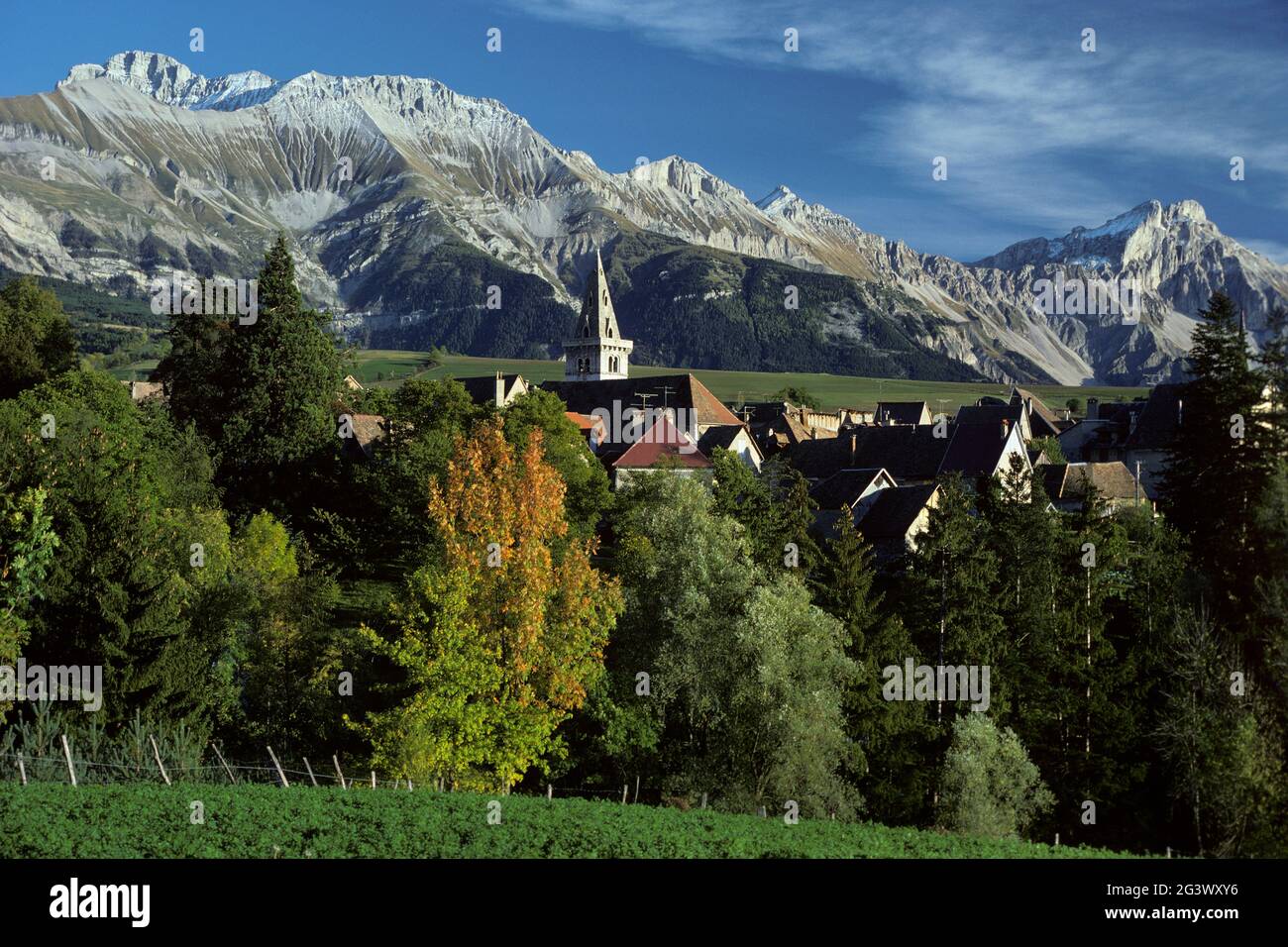 FRANCIA. ISERE (38). IL TRIEVES. MENS VILLAGGIO SUL FONDO DEL MONTE OBIOU Foto Stock