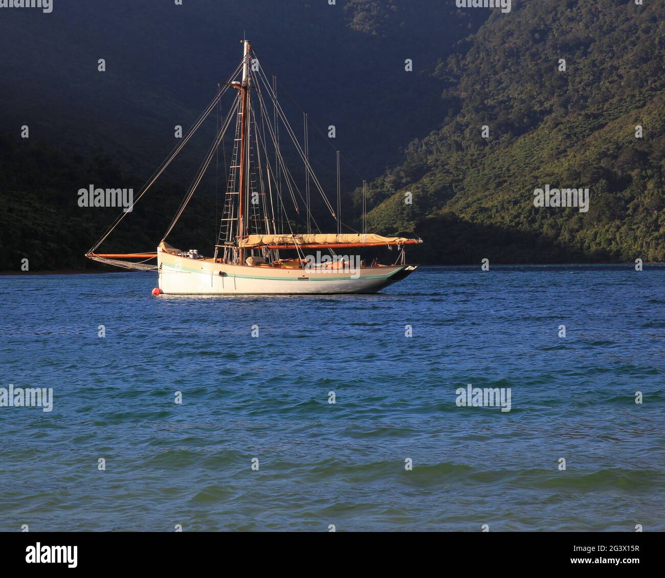 Nave a vela in legno nel Queen Charlotte Sound, Nuova Zelanda. Foto Stock