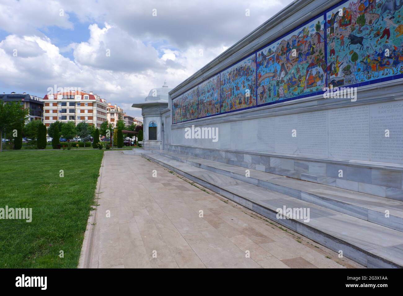 Storie di Muro di marmo della mitologia turca al Dede Korkut Park Eskisehir-Turkey Foto Stock