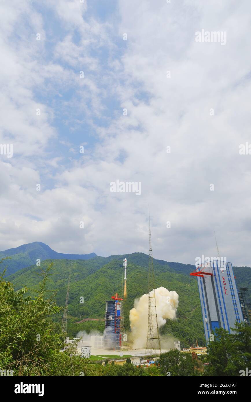 XICHANG, 18 giugno 2021 UN razzo portante lungo marzo-2C sfugga dal centro di lancio satellite di Xichang nella provincia sudoccidentale di Sichuan, 18 giugno 2021. Venerdì la Cina ha inviato con successo un nuovo gruppo di satelliti di telerilevamento in orbita dal Centro di lancio satellitare Xichang nella provincia di Sichuan, nella Cina sudoccidentale. I satelliti sono stati lanciati da un razzo portante Long March-2C alle 14:30 pm ora di Pechino. Questo è il nono gruppo appartenente alla famiglia Yaogan-30. A bordo c'era anche Tianqi-14, un satellite appartenente alla costellazione di Tianqi. E 'stato il 375th mi Credit: Xinhua / Alamy Live News Foto Stock
