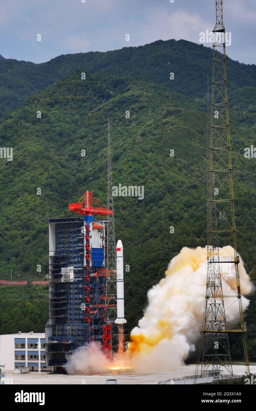 XICHANG, 18 giugno 2021 UN razzo portante lungo marzo-2C sfugga dal centro di lancio satellite di Xichang nella provincia sudoccidentale di Sichuan, 18 giugno 2021. Venerdì la Cina ha inviato con successo un nuovo gruppo di satelliti di telerilevamento in orbita dal Centro di lancio satellitare Xichang nella provincia di Sichuan, nella Cina sudoccidentale. I satelliti sono stati lanciati da un razzo portante Long March-2C alle 14:30 pm ora di Pechino. Questo è il nono gruppo appartenente alla famiglia Yaogan-30. A bordo c'era anche Tianqi-14, un satellite appartenente alla costellazione di Tianqi. E 'stato il 375th mi Credit: Xinhua / Alamy Live News Foto Stock