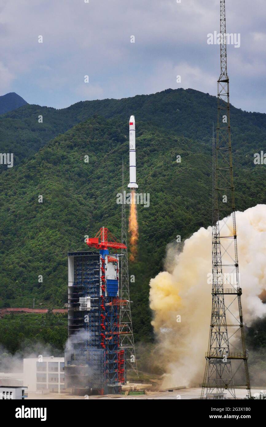 XICHANG, 18 giugno 2021 UN razzo portante lungo marzo-2C sfugga dal centro di lancio satellite di Xichang nella provincia sudoccidentale di Sichuan, 18 giugno 2021. Venerdì la Cina ha inviato con successo un nuovo gruppo di satelliti di telerilevamento in orbita dal Centro di lancio satellitare Xichang nella provincia di Sichuan, nella Cina sudoccidentale. I satelliti sono stati lanciati da un razzo portante Long March-2C alle 14:30 pm ora di Pechino. Questo è il nono gruppo appartenente alla famiglia Yaogan-30. A bordo c'era anche Tianqi-14, un satellite appartenente alla costellazione di Tianqi. E 'stato il 375th mi Credit: Xinhua / Alamy Live News Foto Stock
