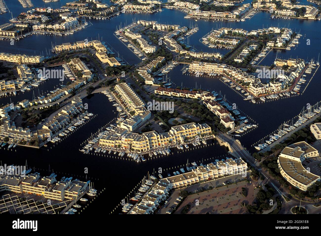 GARD, PICCOLA CAMARGUE, VISTA AEREA DELLA MARINA DI PORT CAMARGUE, TRA LE GRAU DU ROI E ESPIGUETTE, LA STAZIONE È STATA FONDATA NEL 1969 INTORNO A. Foto Stock