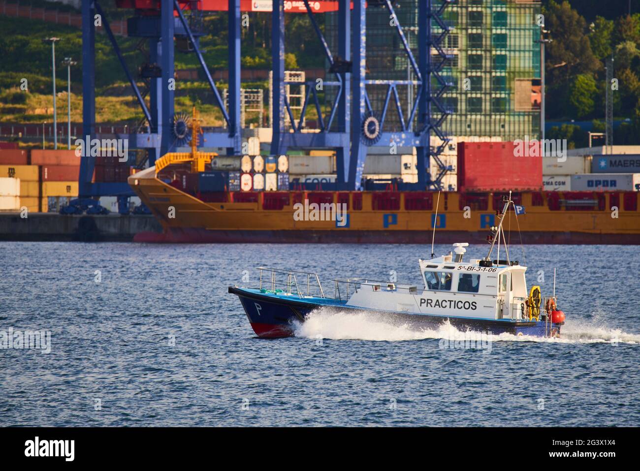 Vista della barca pilota al porto di Bilbao, Biscaglia, Paesi Baschi, Euskadi, Spagna, Europa Foto Stock