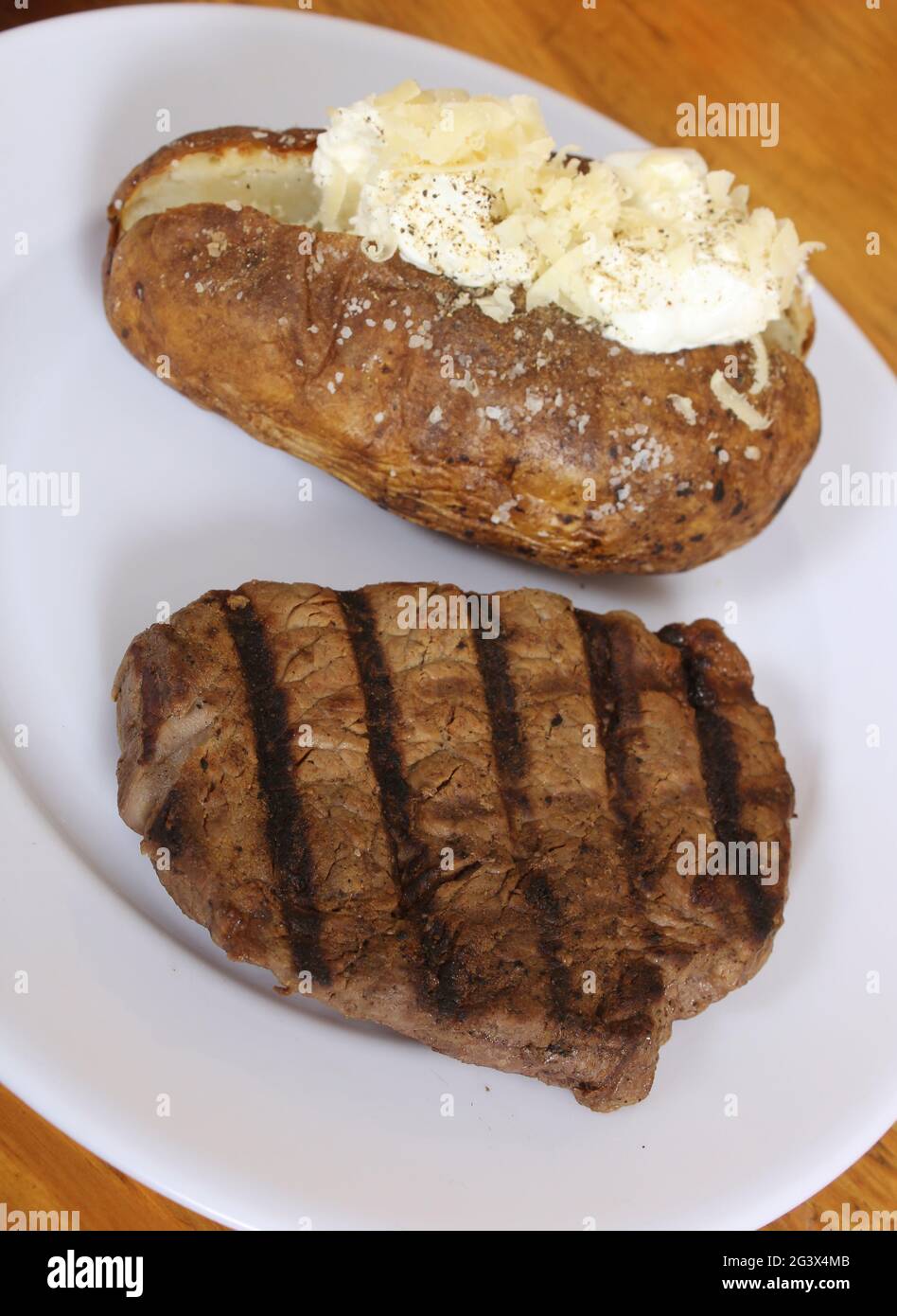 Bistecca di sidrloin con patate al forno e panini freschi Foto stock - Alamy