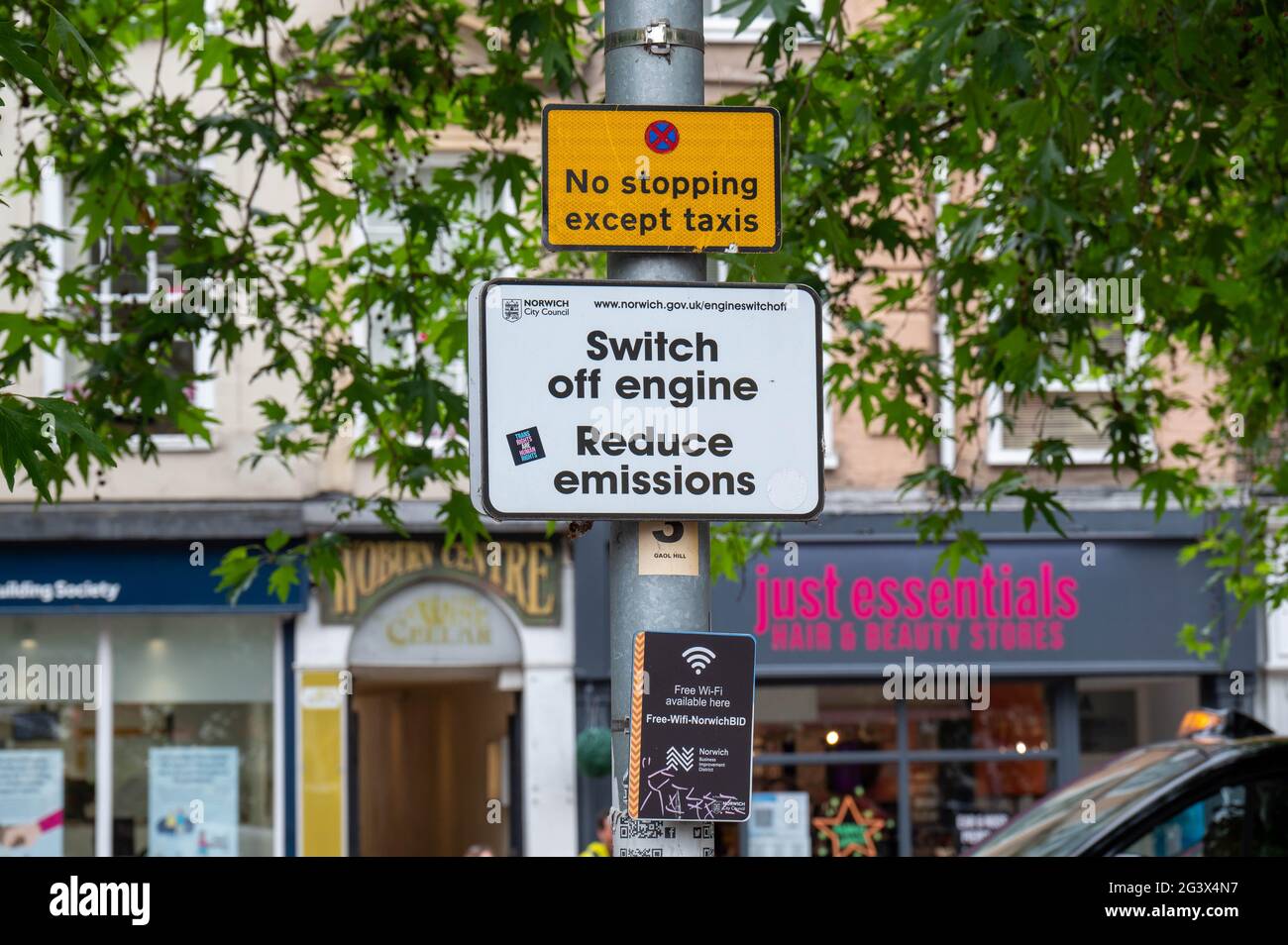 Un cartello con scritto "spegnere il motore" per ridurre le emissioni nel centro di Norwich City Foto Stock