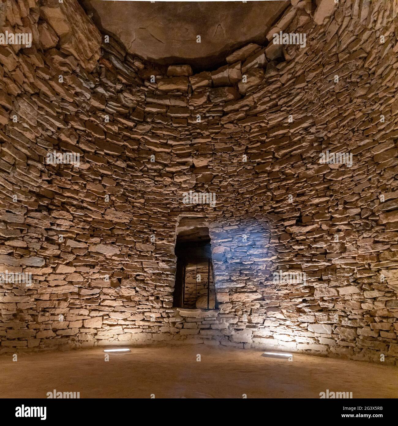 Una vista interna della prima camera del Tholos De El Romeral Dolmen in Antequera Foto Stock