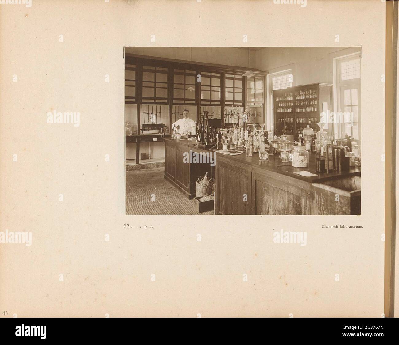 Pagina 22 dell'album fotografico dell'Unione generale degli intonaci di gomma sulla costa orientale di Sumatra (A.R.O.S.). Libro con una foto dell'interno del laboratorio chimico della Stazione Generale di Test dell'Associazione Generale delle piante di gomma nella Costa Est di Sumatra (A.R.O.S.) a Kampong Baroe. Parte dell'album fotografico dell'Unione generale delle piantatrici di gomma sulla costa orientale di Sumatra (A.R.O.S.). Foto Stock