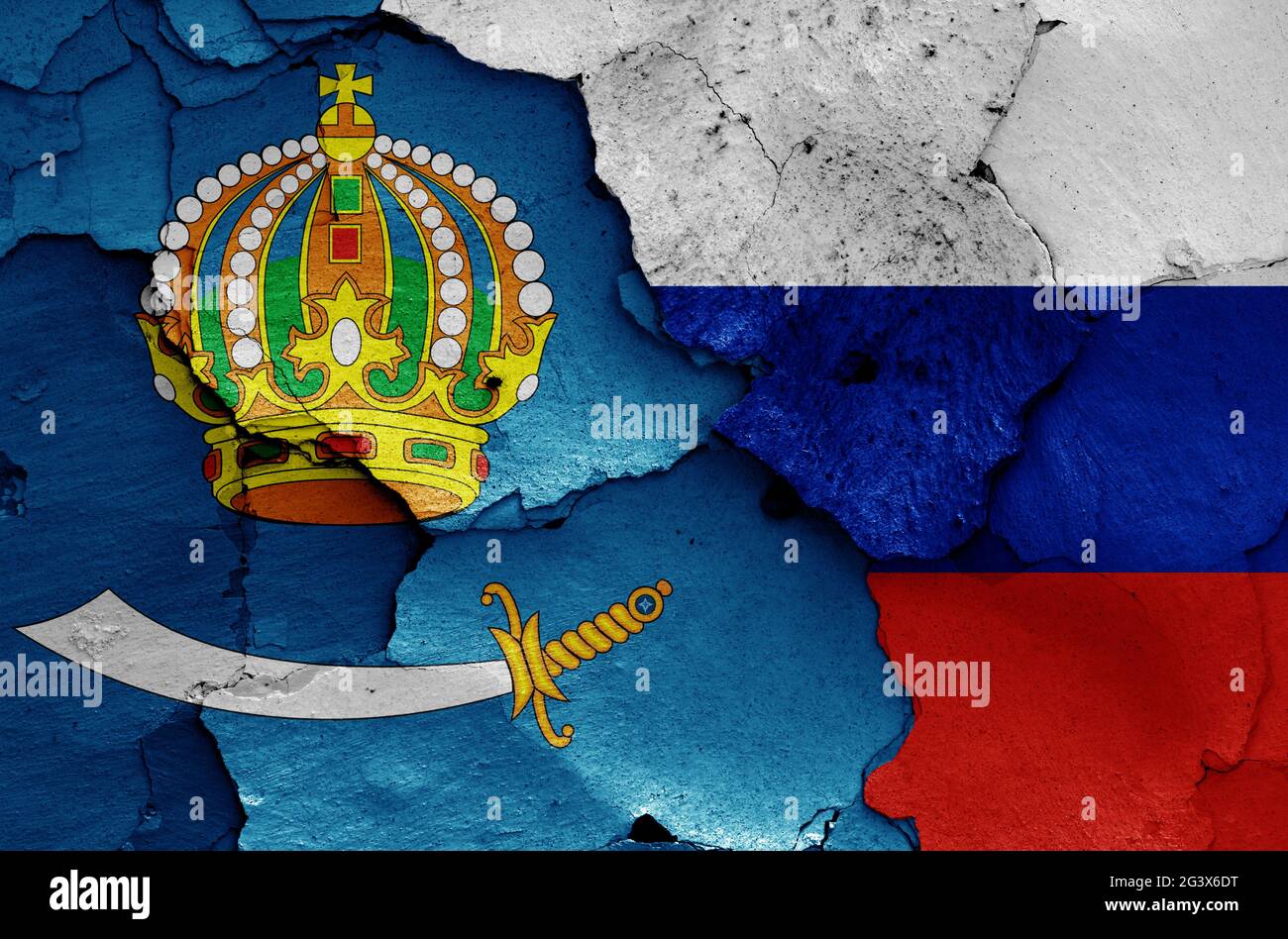 Bandiere di Astrakhan Oblast e Russia dipinte su pareti incrinate Foto Stock