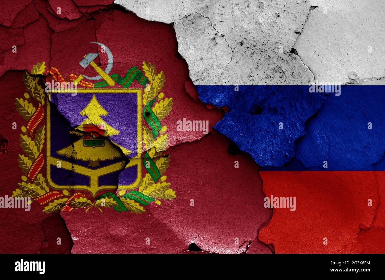 Bandiere di Bryansk Oblast e Russia dipinte su pareti incrinate Foto Stock