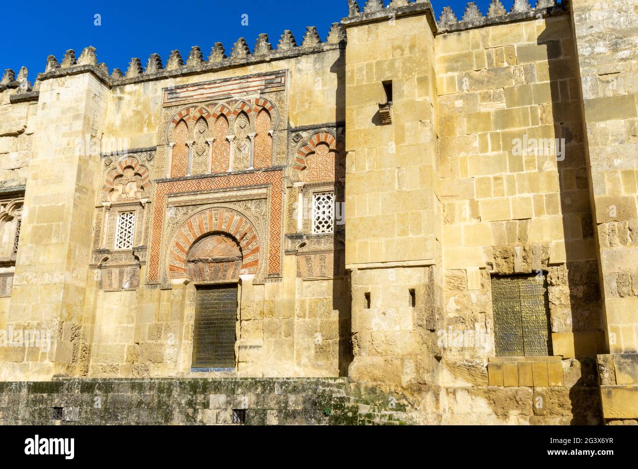 Vista dettagliata di una porta e archi a ferro di cavallo nella Cattedrale della Moschea di Cordova Foto Stock