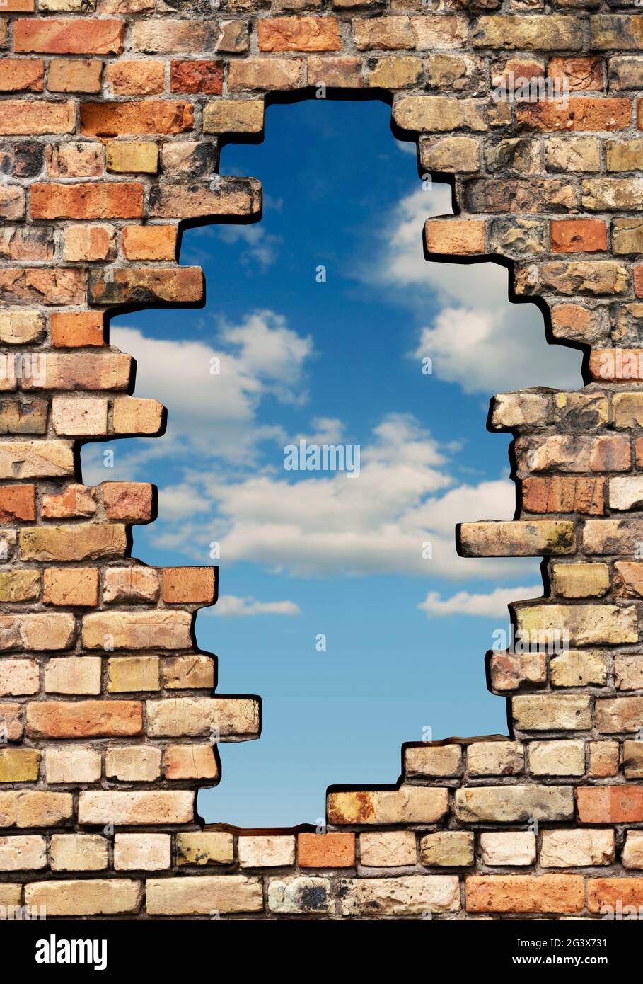 Libertà - buco in muratura di mattoni con cielo nuvoloso in sfondo, formato ritratto Foto Stock