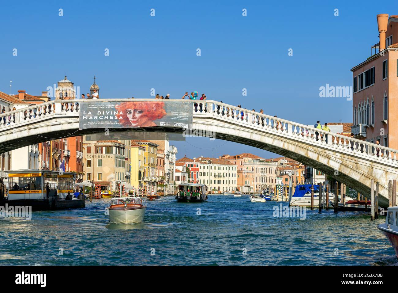 VENEZIA, ITALIA - 12 OTTOBRE : crociera in motoscafo lungo il Canal Grande a Venezia il 12 ottobre 2014. Persone non identificate. Foto Stock