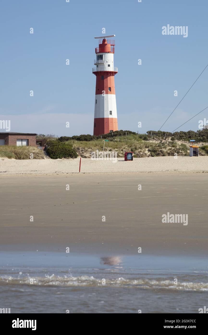 Spiaggia sud con faro elettrico a Borkum Island Foto Stock