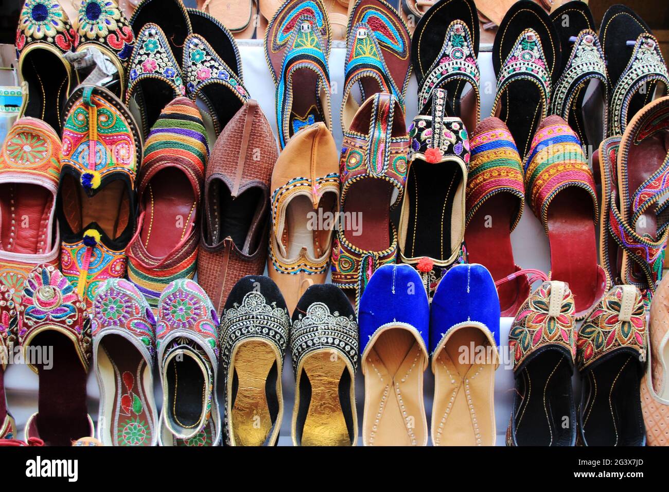 Scarpe Rajasthani colorate Foto Stock