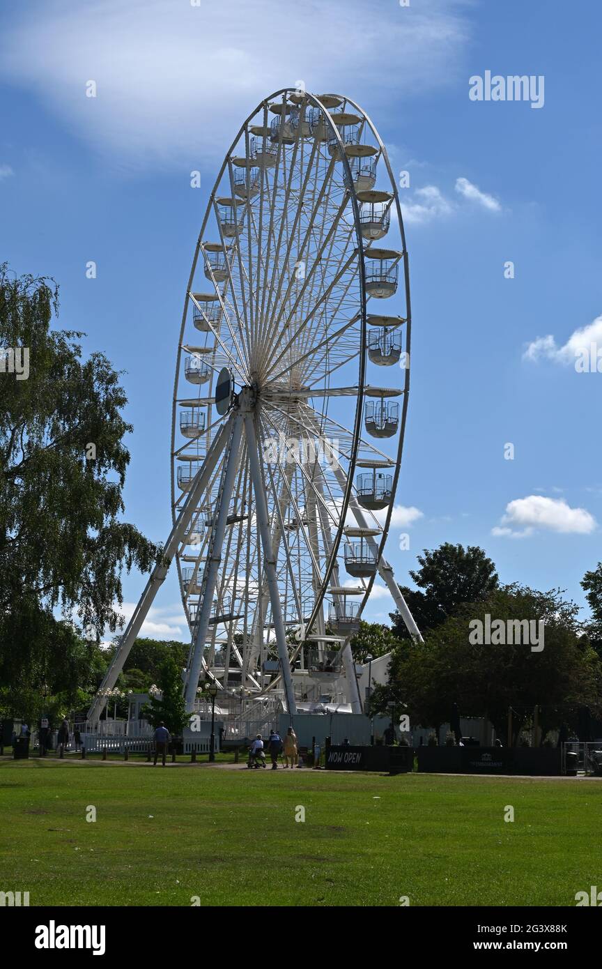 Ruota panoramica sulle rive del fiume Avon a Stratford Upon Avon, Warwickshire Foto Stock