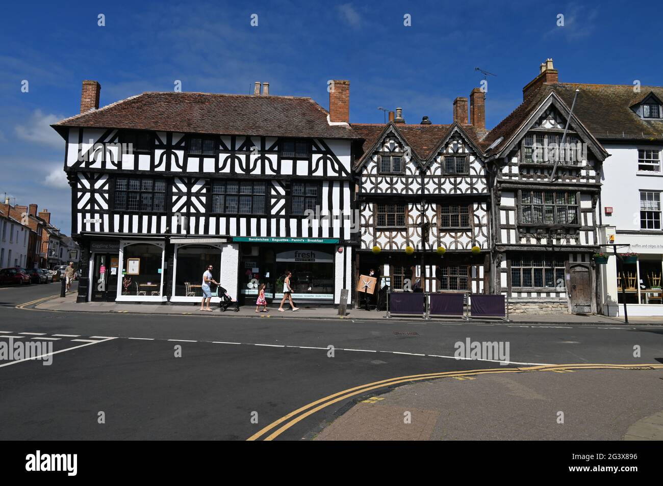 Edifici a graticcio, che includono Harvard House sulla destra, High Street, Stratford Upon Avon, Warwickshire Foto Stock