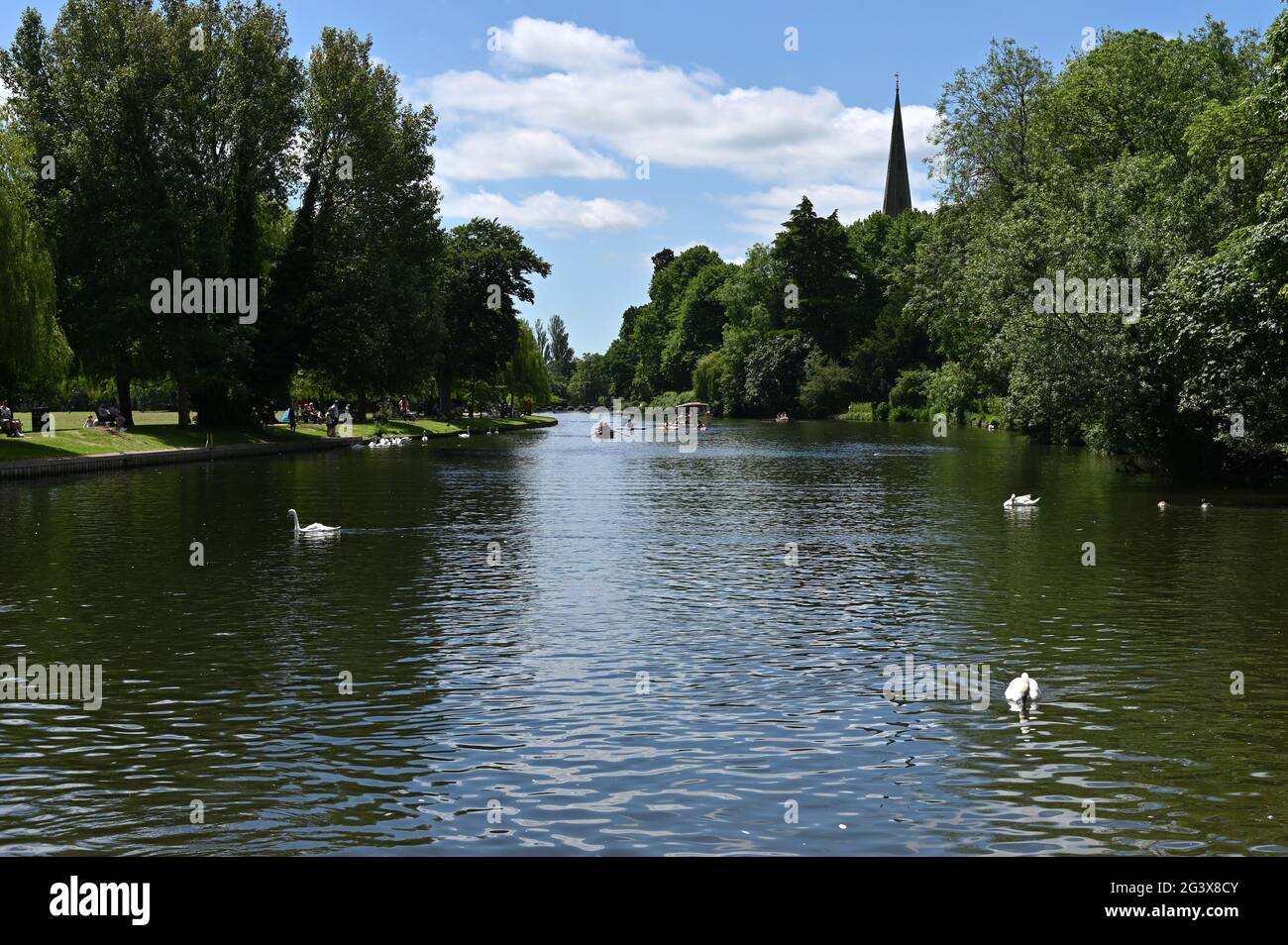 Fiume Avon nella città Warwickshire di Stratford Upon Avon con la chiesa della Santa Trinità sullo sfondo Foto Stock