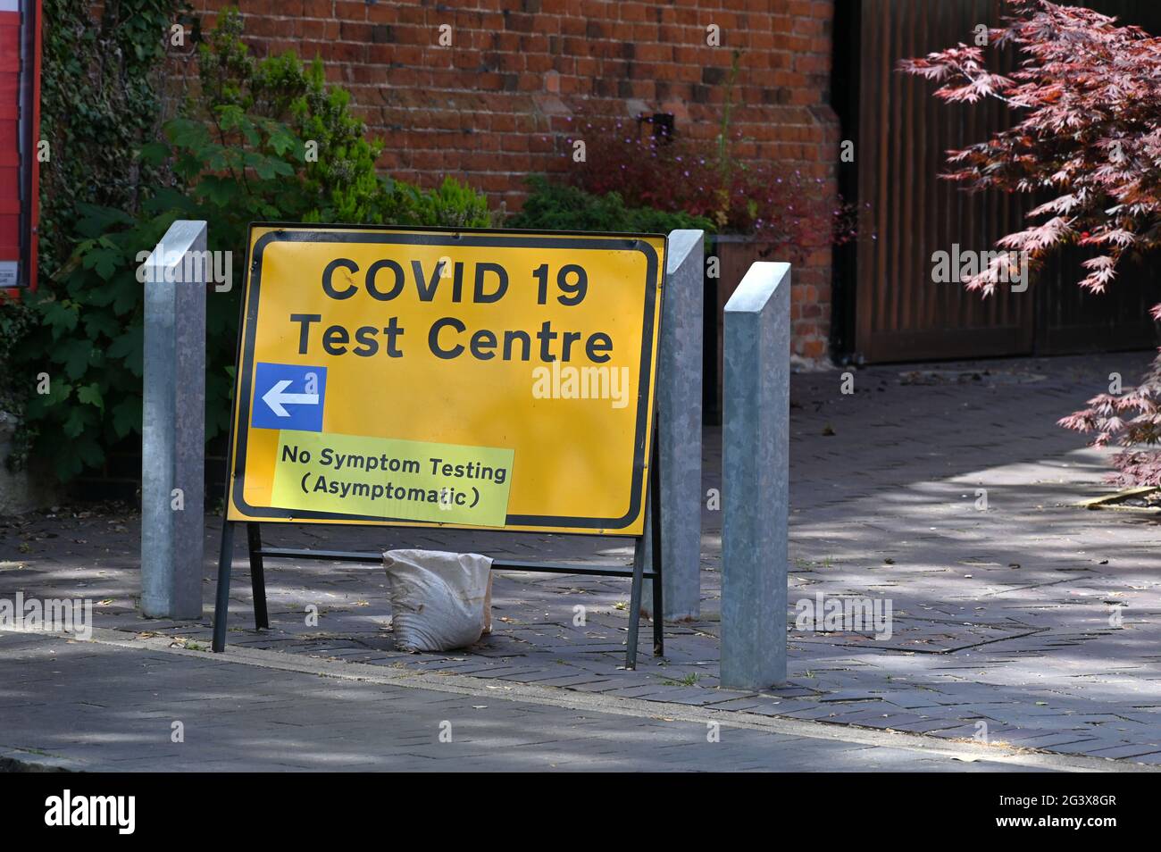 Covid-19 Test Centre, cartello stradale accanto all'Other Place Theatre, Waterside, Stratford Upon Avon, Warwickshire Foto Stock