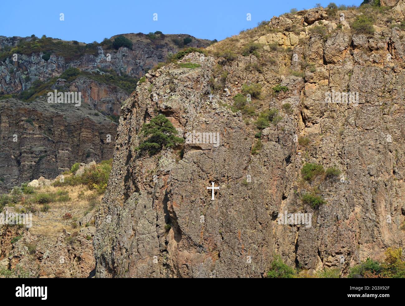 Impressionante collina rocciosa con vista della Croce Bianca dal complesso del Monastero di Geghard, vicino a Goght nella provincia di Kotayk, Armenia Foto Stock