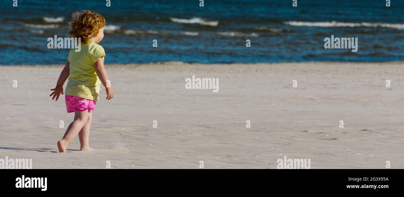 Bambino da solo sulla spiaggia Foto Stock