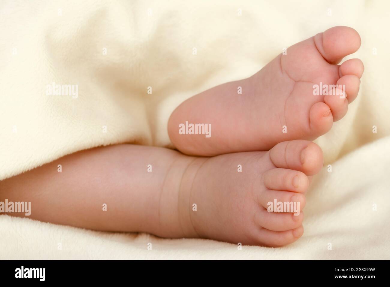 Piedi piccoli di un bambino neonato Foto Stock