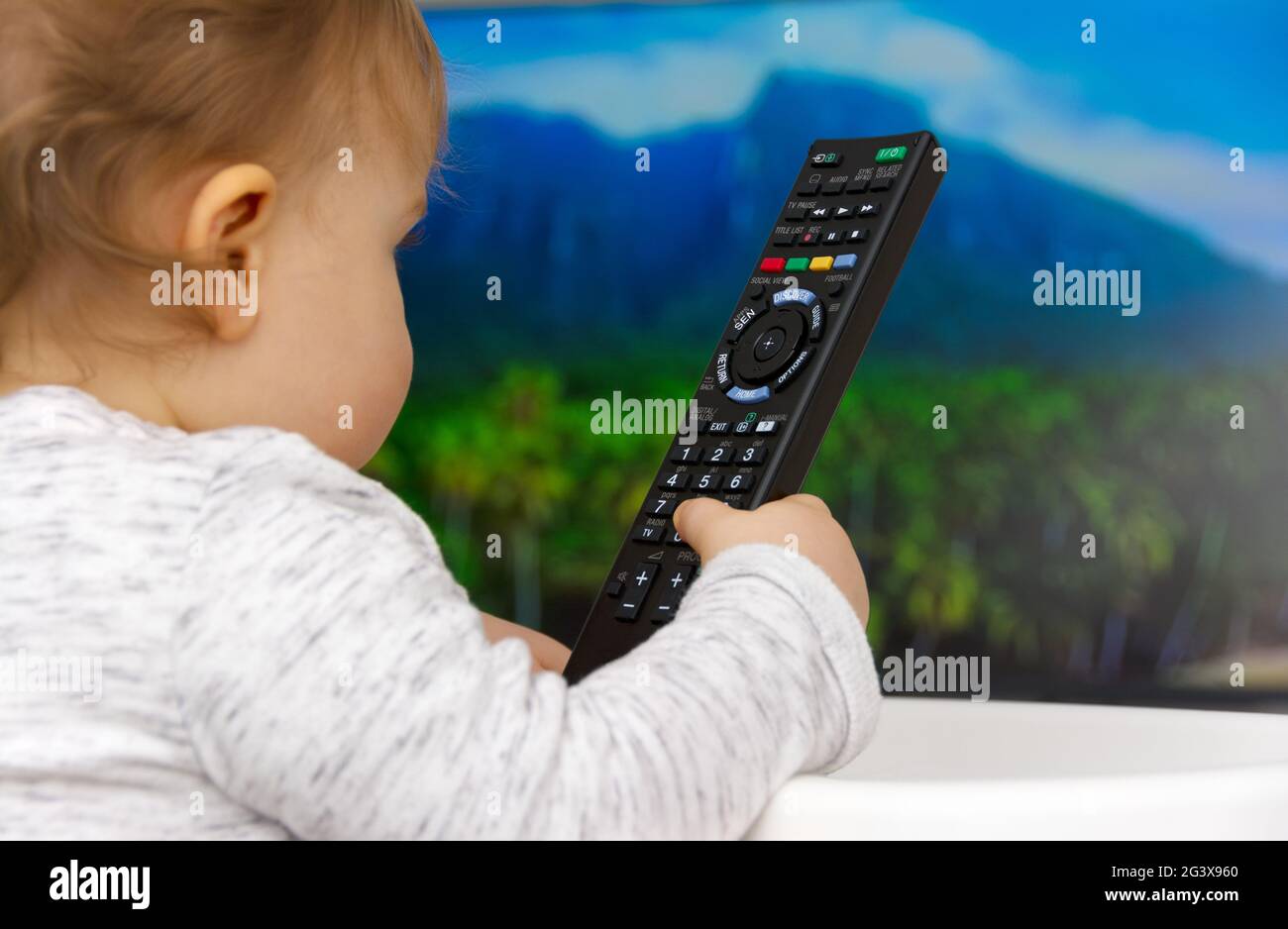 I bambini guardano la TV Foto Stock
