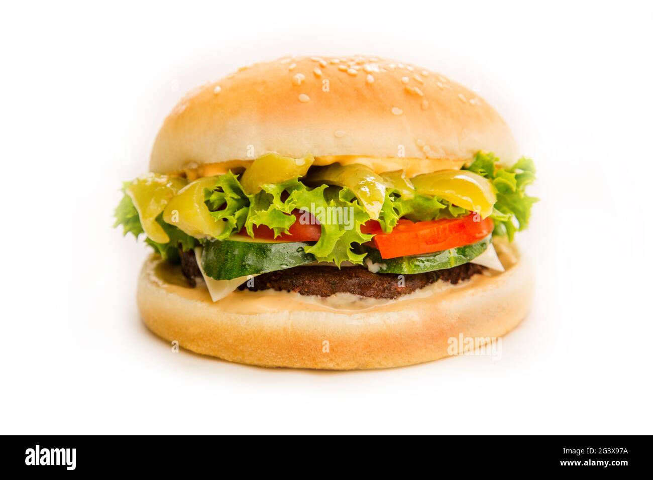 Fast food con hamburger e patatine su sfondo chiaro. Il cibo è malsano. Primo piano. Hamburger su sfondo bianco. Co Foto Stock