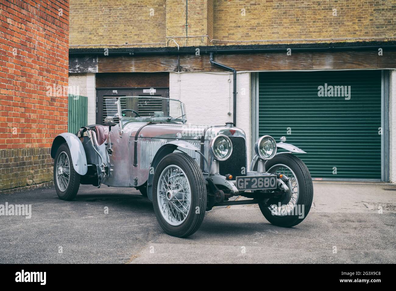 Auto d'epoca 1930 Alvis al Bicester Heritage Center, evento di scramble domenicale. Bicester, Oxfordshire, Inghilterra. Filtro vintage applicato Foto Stock