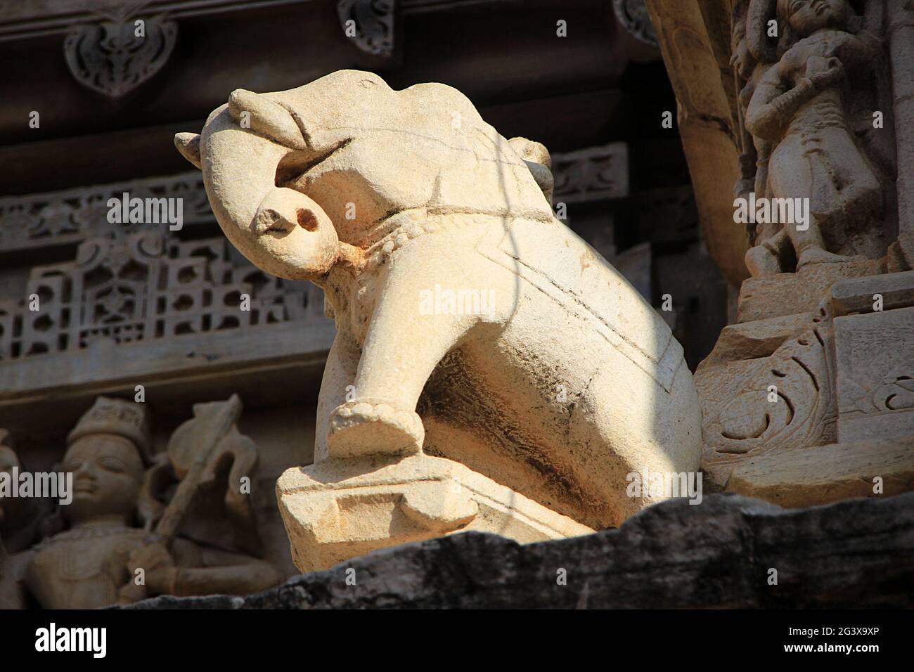 Elefante di pietra illuminato dal sole Foto Stock