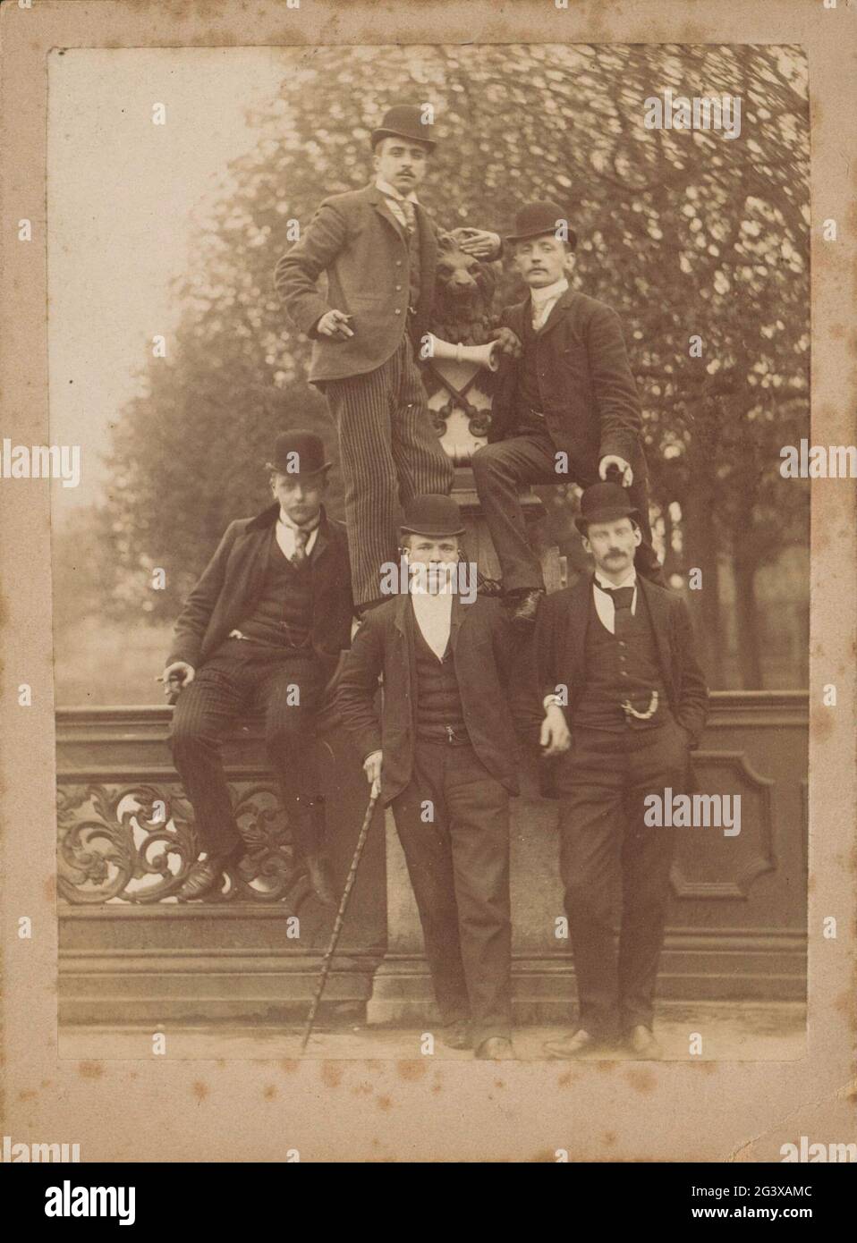 Ritratto degli studenti Leiden. Poche persone lo sanno più, ma la parola olandese kiekje (istantanea) deriva da Kiek, il nome di un fotografo di studenti universitari Leiden. Dopo una notte fuori, avrebbero bussato alla sua porta nelle prime ore del mattino per fargli scattare ritratti informali di loro in un cortile improvvisato o su un ponte. Lontani dai ritratti formali degli studi, questi gruppi indisciplinati trasmettono spontaneità, direzionalità e vita. Foto Stock