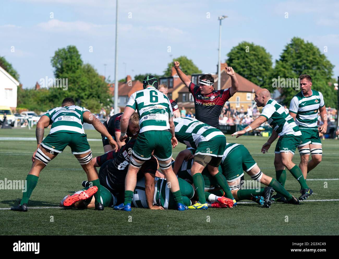 Maro Itoje di Saracens segna la prima prova durante il campionato 2020 Greene King IPA 1° tappa disputata fuori finale tra Ealing Trailfinders e Saracens a Castle Bar, West Ealing, Inghilterra, il 13 giugno 2021. Foto di Andy Rowland. Credit: Prime Media Images/Alamy Live News Foto Stock