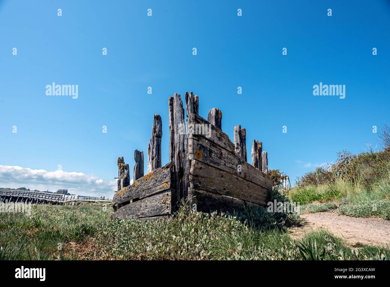 Shoreham, 8 giugno 2021: Un vecchio relitto di barca sepolto nel fango vicino al vecchio ponte a pedaggio a Shoreham-by-Sea nel Sussex occidentale Foto Stock