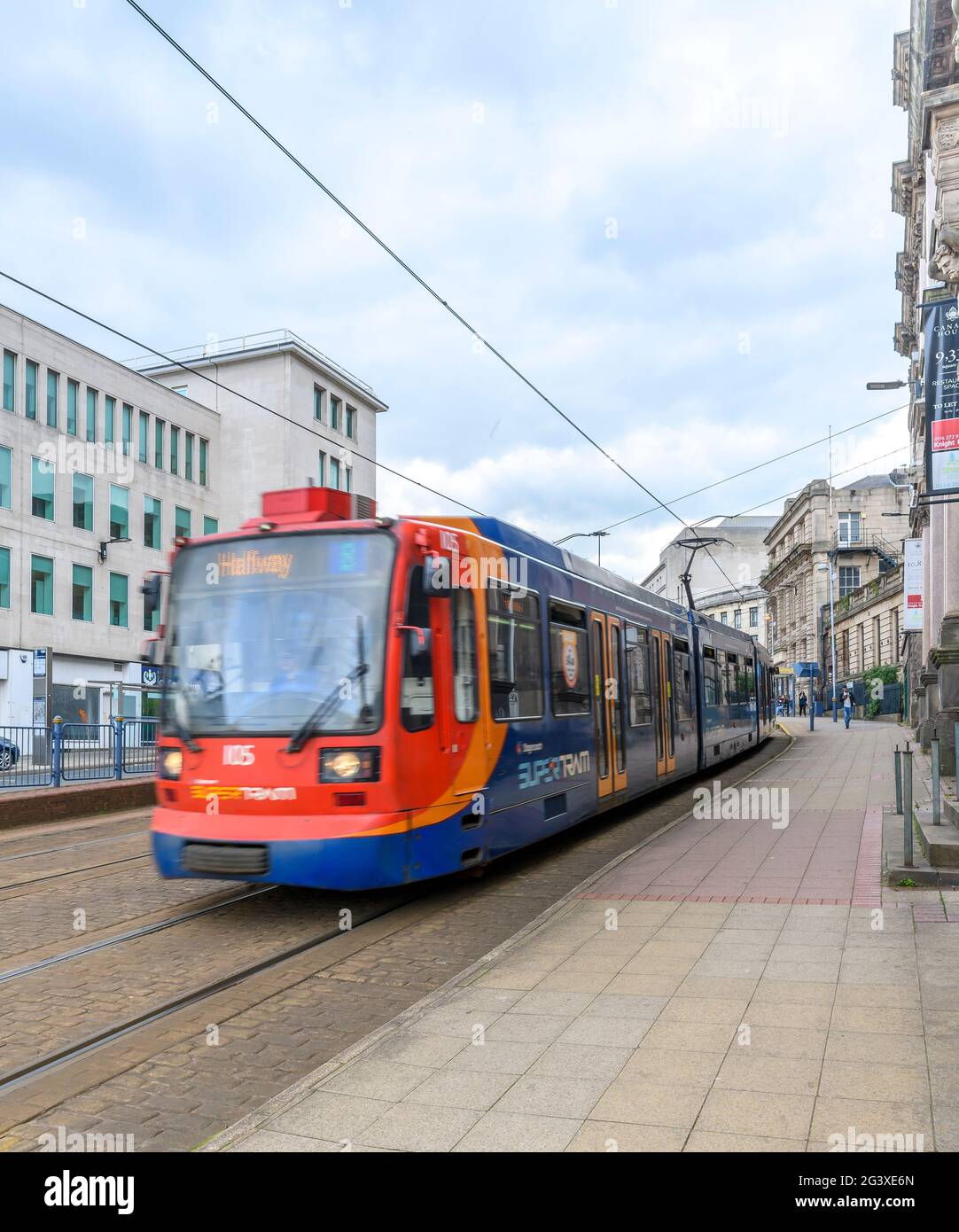 Il moderno servizio di tram passa ora davanti alla tenuta Park Hill di Sheffield, costruita per sostituire le baraccopoli vittoriane. Urban Splash ha riportato in vita Park Hill Foto Stock