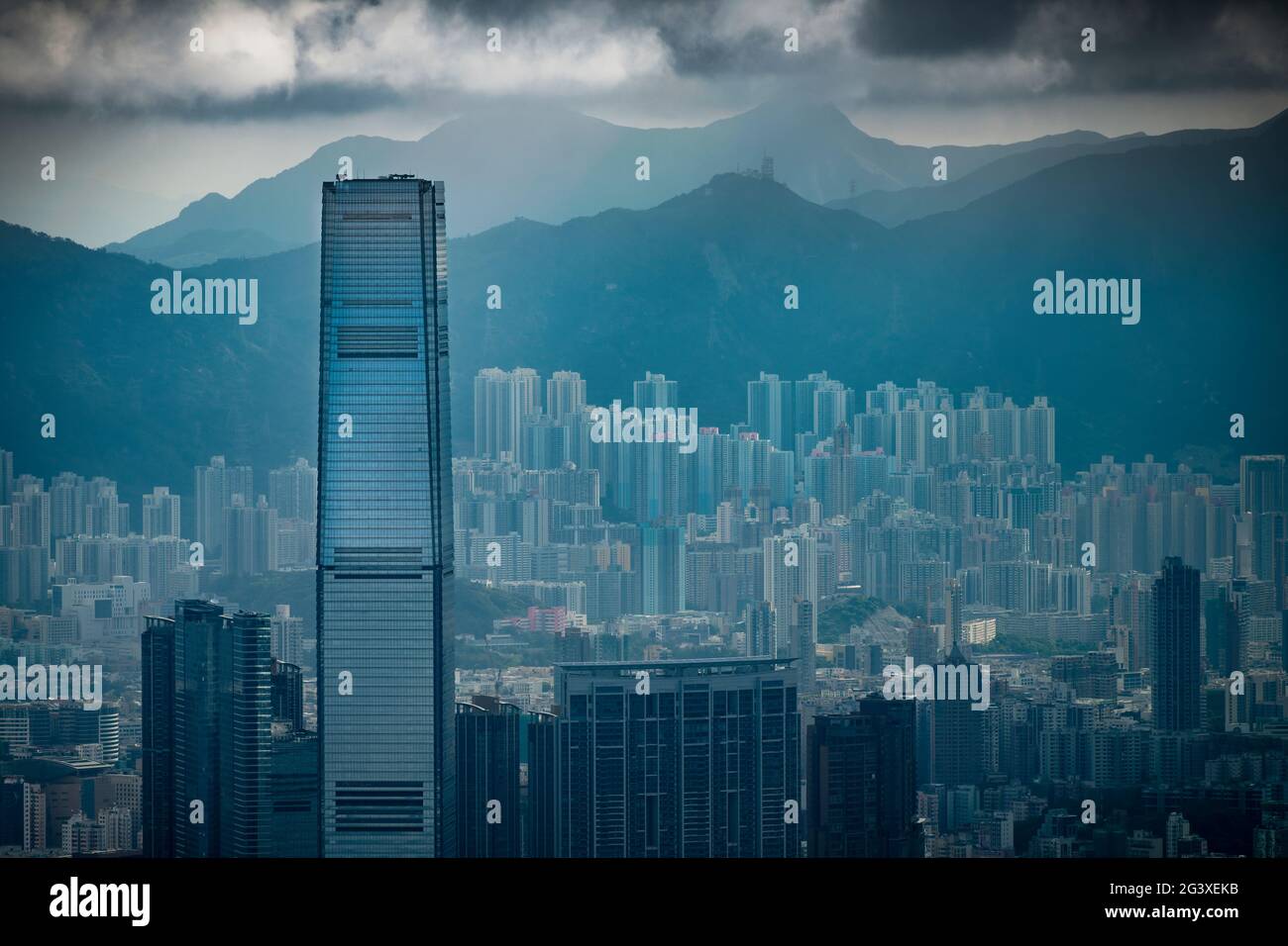L'International Commerce Centre (ICC), Union Square, e l'alta densità, alto sviluppo di Kowloon, su una moody overcast mattina, Hong Kong Foto Stock