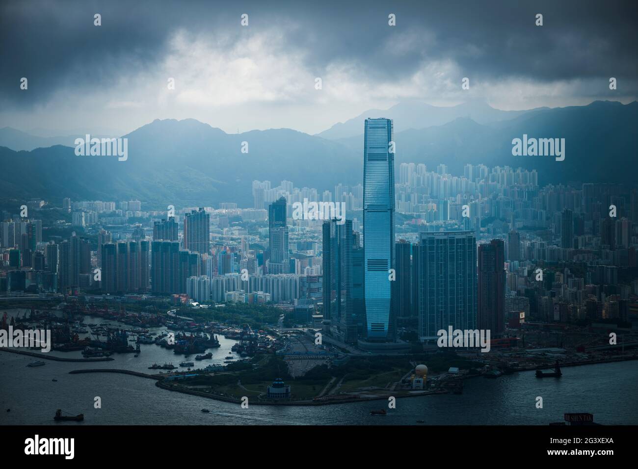 L'International Commerce Centre (ICC), Union Square, e l'alta densità, alto sviluppo di Kowloon, su una moody overcast mattina, Hong Kong Foto Stock