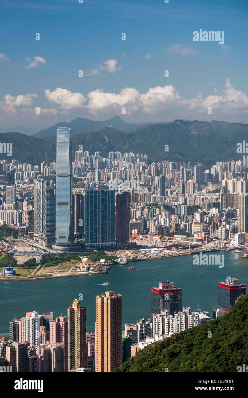 L'alto edificio di Sheung WAN sull'isola di Hong Kong, Victoria Harbour, Union Square e lo sviluppo ad alta densità di Kowloon, Hong Kong (2012) Foto Stock