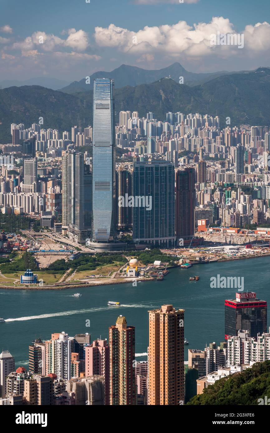 L'alto edificio di Sheung WAN sull'Isola di Hong Kong, Victoria Harbour, Union Square e l'alto sviluppo ad alta densità di Kowloon (2012) Foto Stock