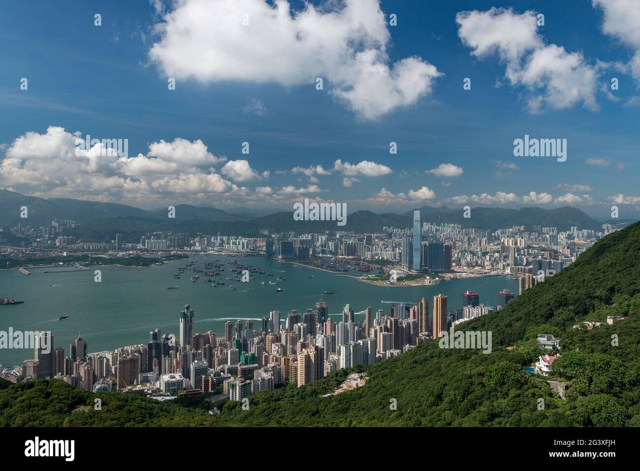 L'alta densità di Sheung WAN e Sai Ying Pun, Victoria Harbour e Kowloon visto dal picco sull'isola di Hong Kong (2012) Foto Stock