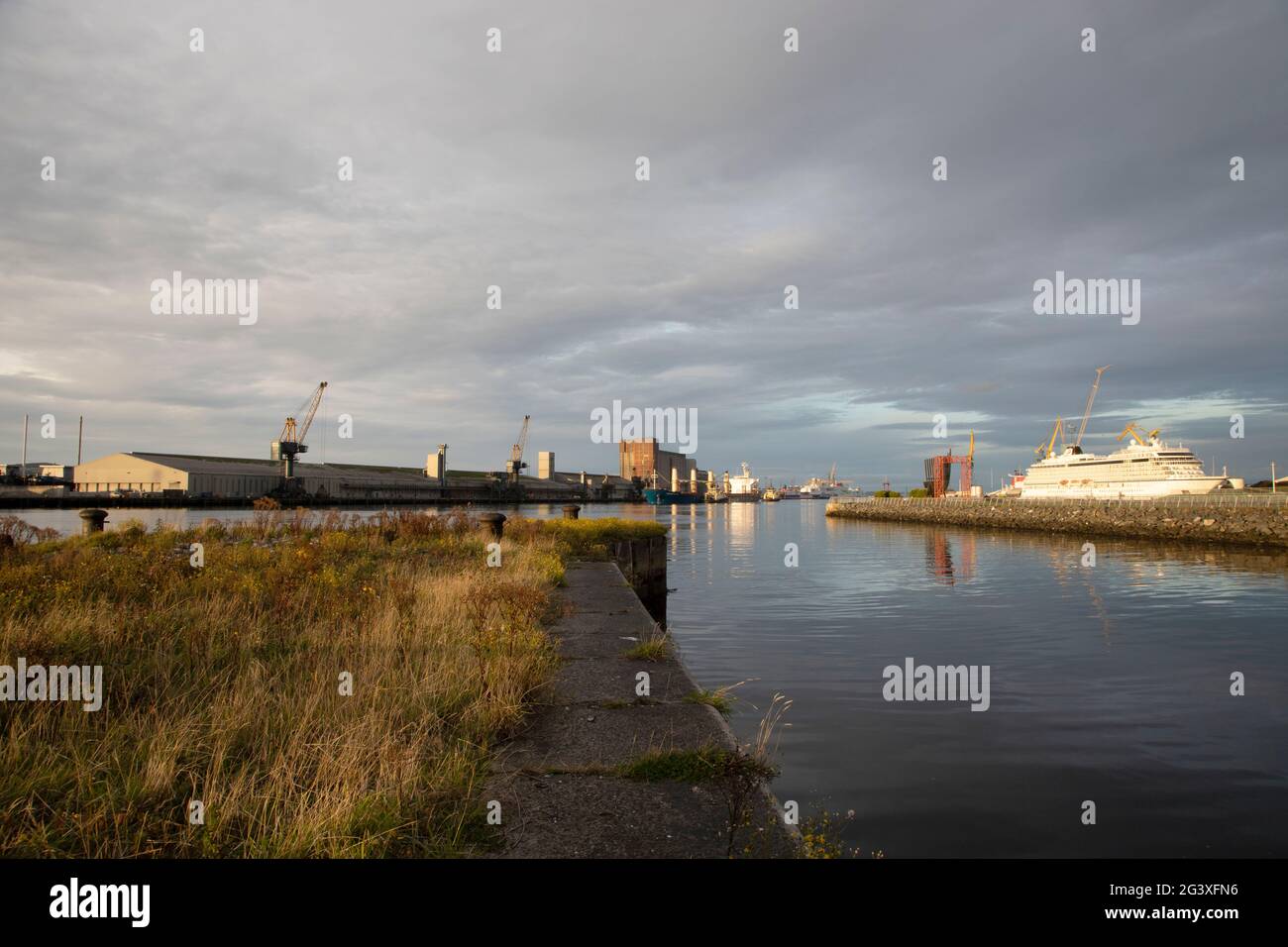 Belfast Harbour, lente grandangolare per il tramonto, traghetto Foto Stock